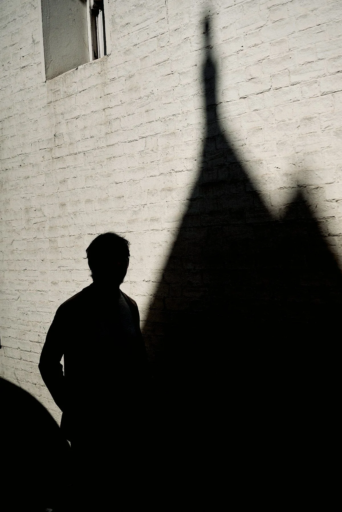 Ombra di una persona su un muro: discrezione durante un'osservazione a Roma