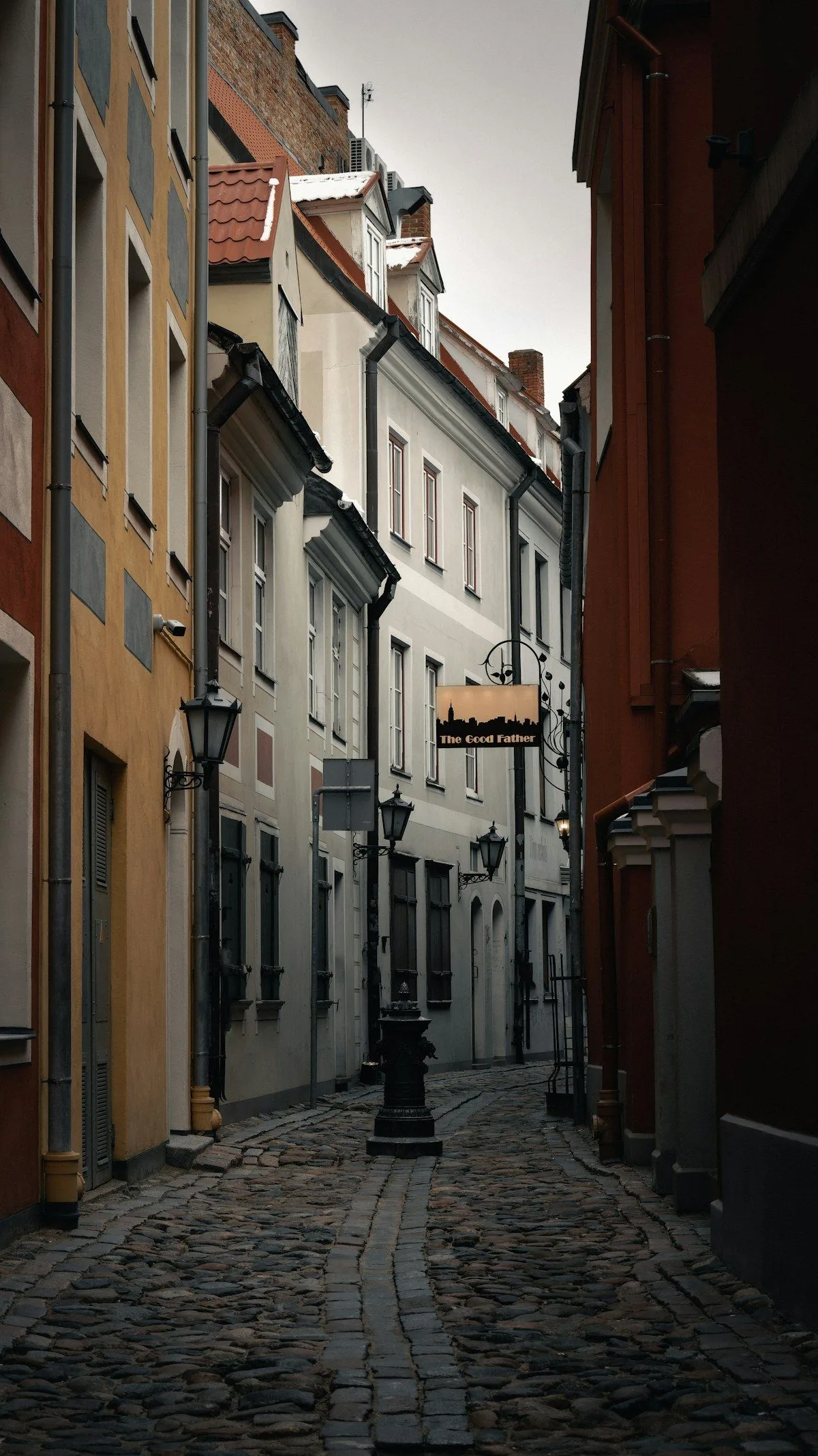 Vicolo del centro storico di Roma, scenario tipico di un pedinamento discreto