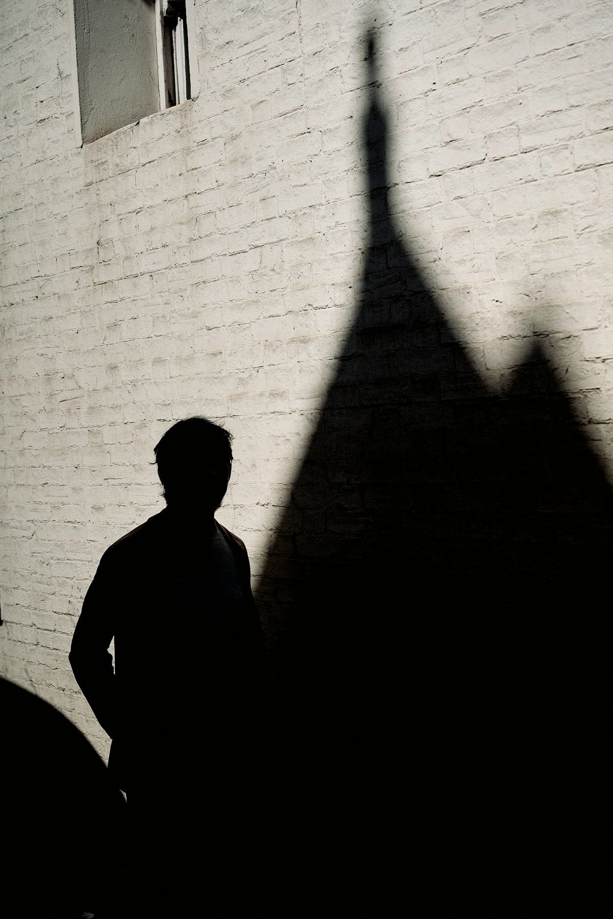 Ombra di una persona su un muro: discrezione durante un'osservazione a Roma