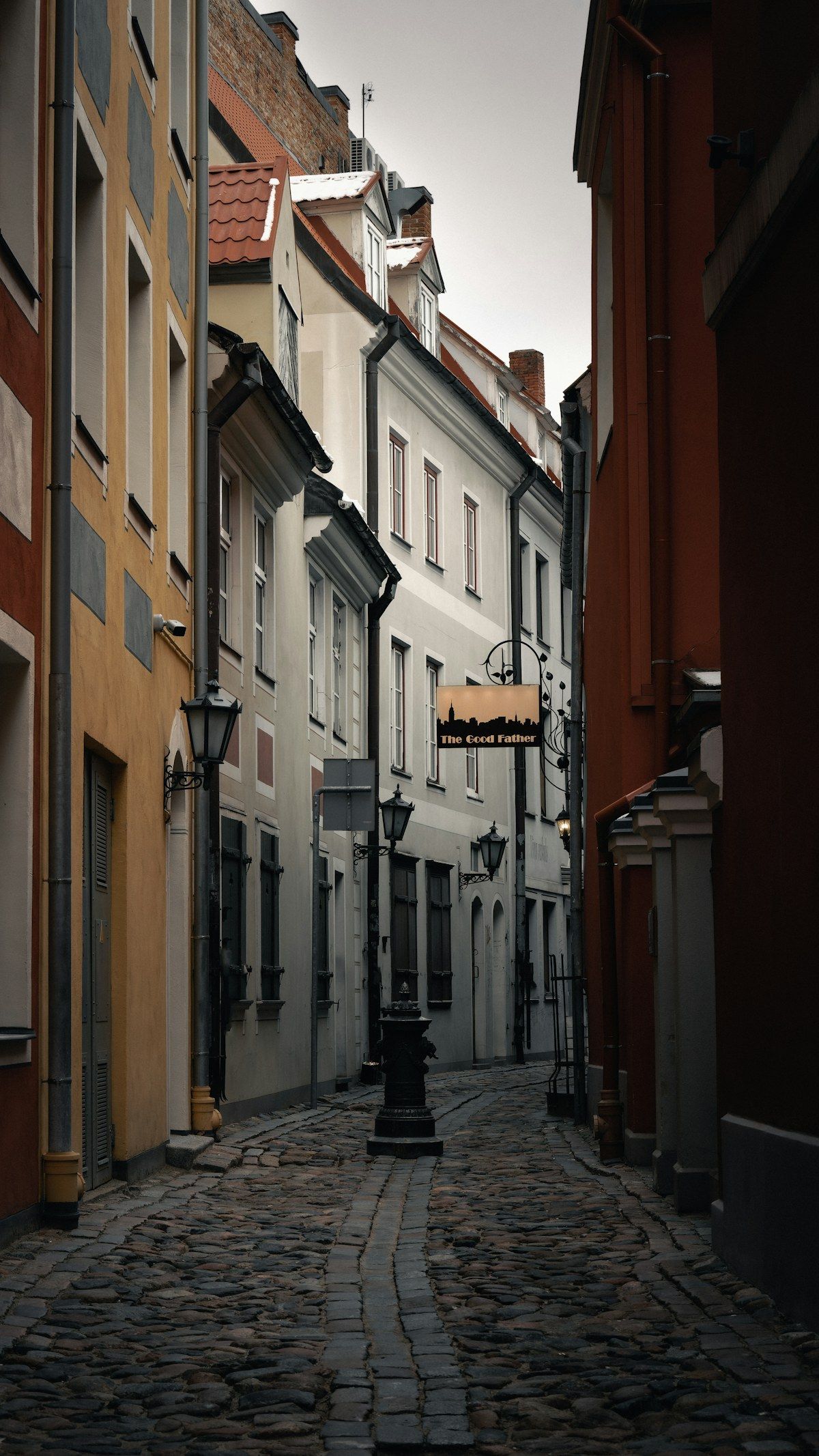 Vicolo del centro storico di Roma, scenario tipico di un pedinamento discreto